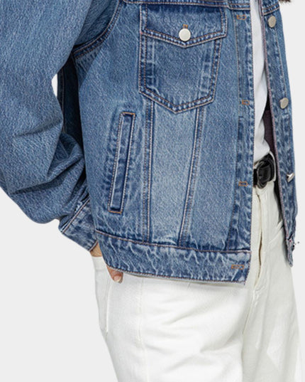 Jaket Denim Berpotongan Cantik